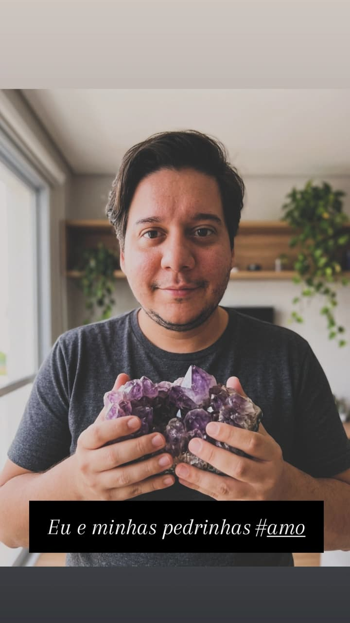 Táiguel segurando pedras — eu e minhas pedrinhas