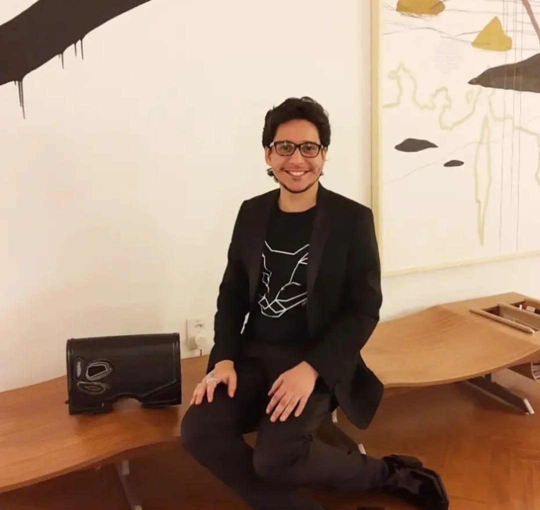 Táiguel em ambiente elegante, de blazer